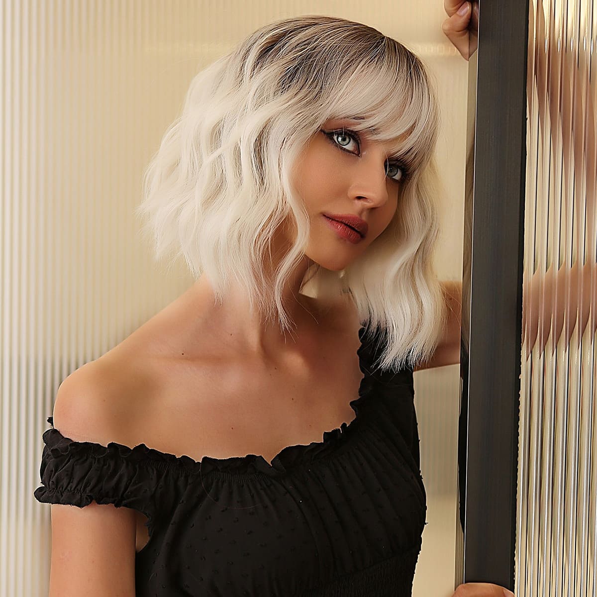 Perruque blonde platine courte carré