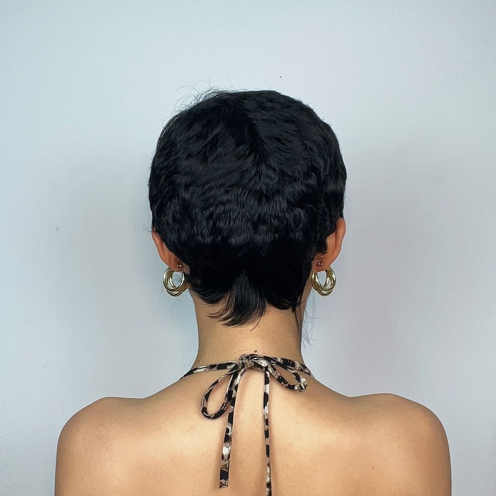 Perruque noire femme courte nuque
