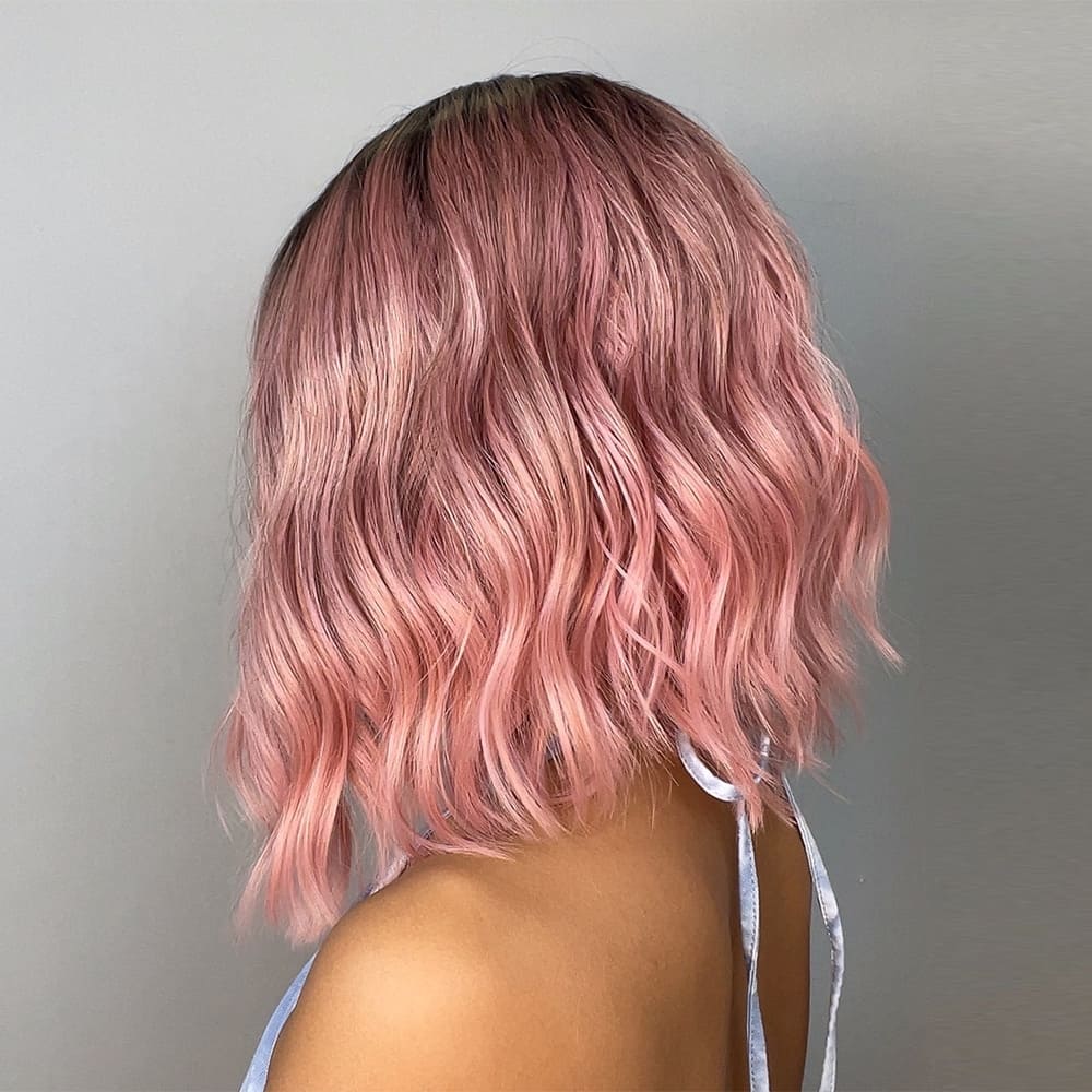Perruque rose et noire nuque