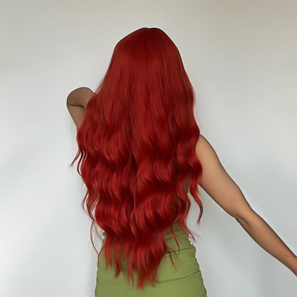 Perruque rouge bouclée femme nuque